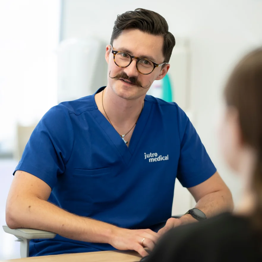 Lekarz prowadzący wizytę z pacjentem